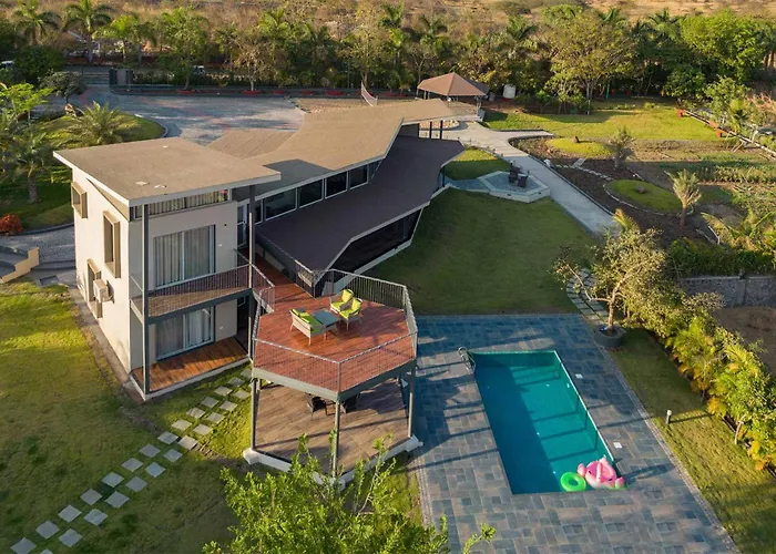 Bel Air Mansion: Tranquil Oasis with Deck, Gazebo & Amphitheatre Villa Lonavala