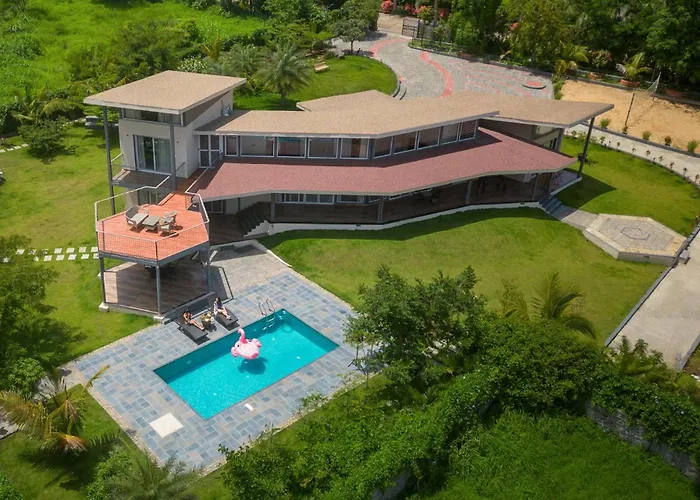 Bel Air Mansion: Tranquil Oasis with Deck, Gazebo & Amphitheatre Villa Lonavala